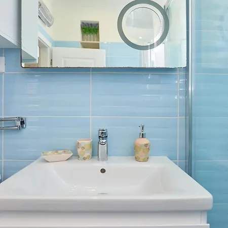 Spacious 4 Bedroom Apartment *